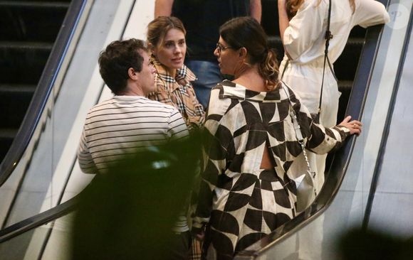 Carolina Dieckmann e o marido, Tiago Worcman, colocaram o papo em dia com uma amiga após noite de teatro