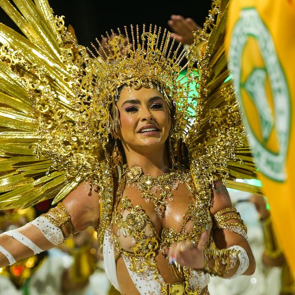 A rainha de bateria Fabíola de Andrade brilhou na Mocidade por mais um ano