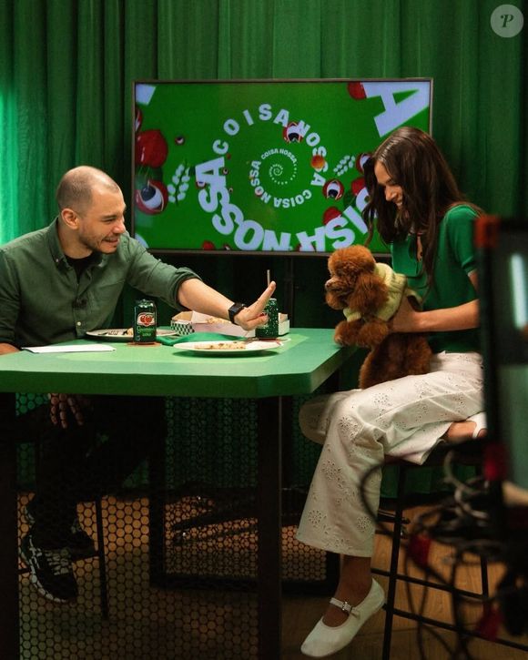 O ponto de partida do look foi a mary jane branca, modelo que voltou a circular com força entre fashionistas