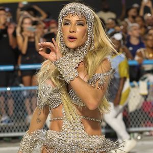 Musa da Vila Isabel, Gabi Martins arrasou nas pedrarias em um look prateado e com detalhes na cabeça