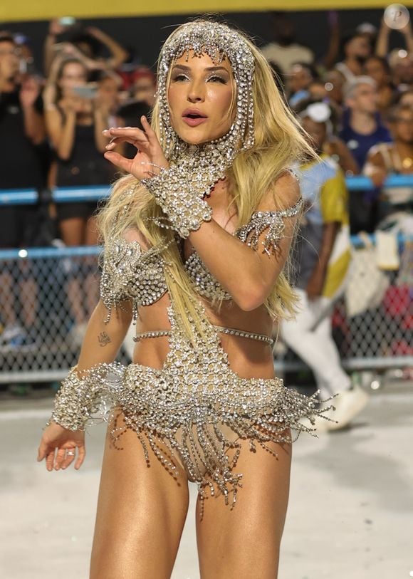 Musa da Vila Isabel, Gabi Martins arrasou nas pedrarias em um look prateado e com detalhes na cabeça