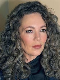 Helena Rodero, farmacêutica: 'É muito difícil manter os cabelos grisalhos bonitos, pois os fios grisalhos tendem a ficar amarelados; por isso, é preciso usar tratamentos específicos'