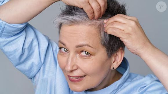Shampoo violeta é essencial para cabelos grisalhos? Especialista explica como usar o produto e evitar tons indesejados nos fios