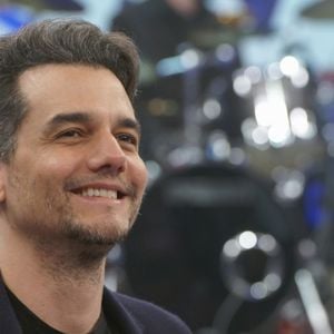 Mesmo com fama internacional, Wagner Moura garante que nunca se considerou uma celebridade. Em entrevista, o ator afirmou que deseja ser reconhecido apenas pelo trabalho e defendeu o direito de ficar longe do 'circo' da fama