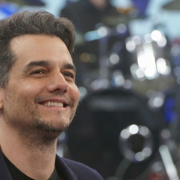 Mesmo com fama internacional, Wagner Moura garante que nunca se considerou uma celebridade. Em entrevista, o ator afirmou que deseja ser reconhecido apenas pelo trabalho e defendeu o direito de ficar longe do 'circo' da fama