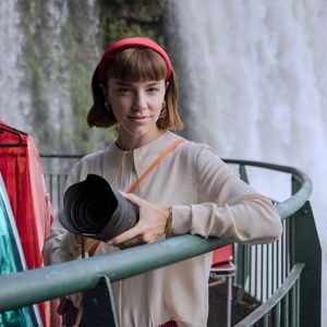 Novela 'Vale Tudo': Solange (Alice Wegmann) aposta em diversos acessórios, e a sua icônica tiara vermelha não sai do cabelo.