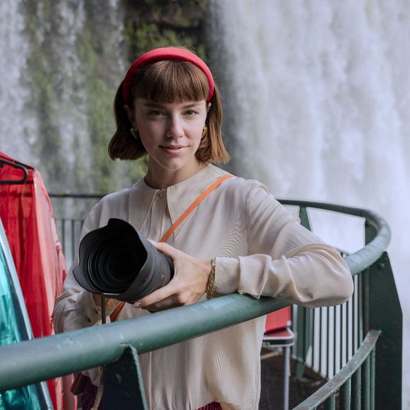 Novela 'Vale Tudo': Solange (Alice Wegmann) aposta em diversos acessórios, e a sua icônica tiara vermelha não sai do cabelo.