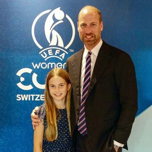 Para a ocasião, a jovem princesa escolheu um vestido azul-marinho com bolinhas brancas, mangas franzidas e laço frontal