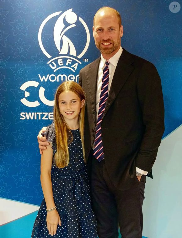 Para a ocasião, a jovem princesa escolheu um vestido azul-marinho com bolinhas brancas, mangas franzidas e laço frontal