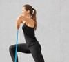 É possível manter a rotina de treino mesmo em casa, com exercícios simples