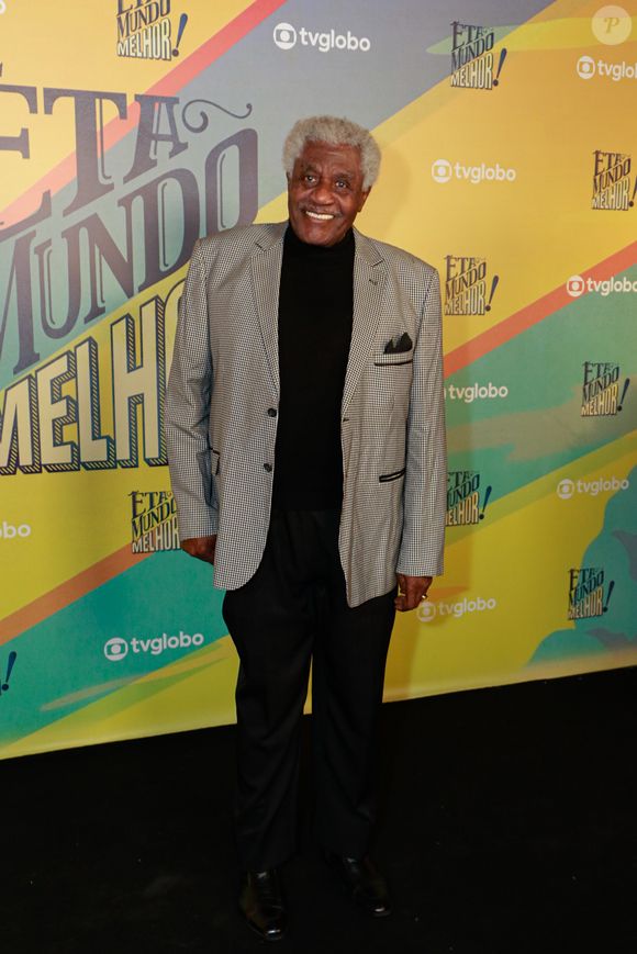 Tony Garrido entregou um all-black chiquérrimo com blazer claro