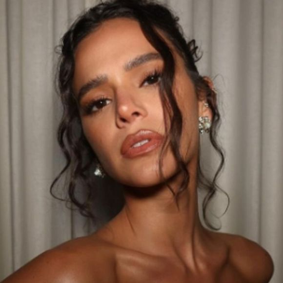Vegano, com baunilha, pitaia exótica e peônia cereja: por que o novo perfume favorito de Bruna Marquezine combina tanto com Primavera 2025?