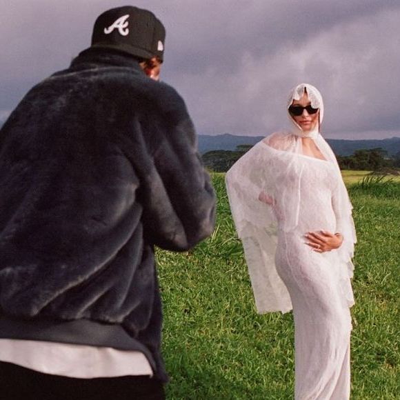 De volta à "gringa", Justin Bieber anunciou que seria papai pela primeira vez com uma foto muito fofa da modelo e socialite, Hailey, segurando a barriga. O bebê nasceu em agosto deste ano!