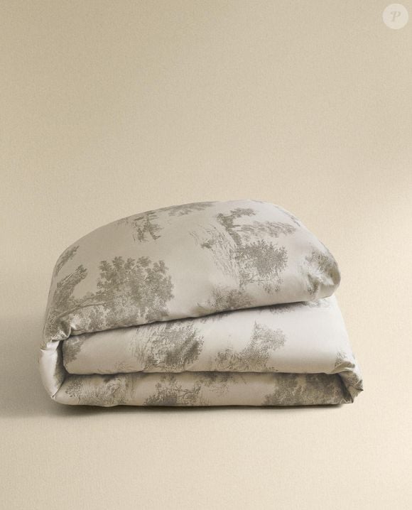 4. Capa de edredão em cetim Toile de jouy: peça versátil combina a riqueza histórica do padrão Toile de Jouy com a sofisticação contemporânea