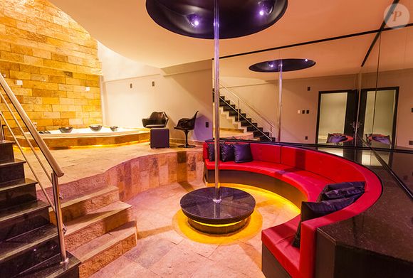 No Motel Secreto, decidiu manter o mastro de dança para a COP30