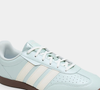 De acordo com a descrição do produto, o Adidas Barreda Lo Feminino é confeccionado com materiais leves e de alta qualidade. O modelo também conta com forro têxtil, que contribui para uma sensação de maciez, e solado de borracha, desenvolvido para oferecer estabilidade durante o uso