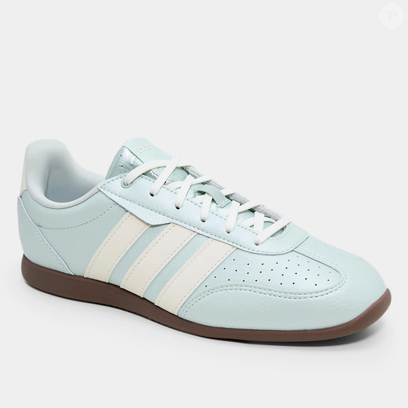 De acordo com a descrição do produto, o Adidas Barreda Lo Feminino é confeccionado com materiais leves e de alta qualidade. O modelo também conta com forro têxtil, que contribui para uma sensação de maciez, e solado de borracha, desenvolvido para oferecer estabilidade durante o uso