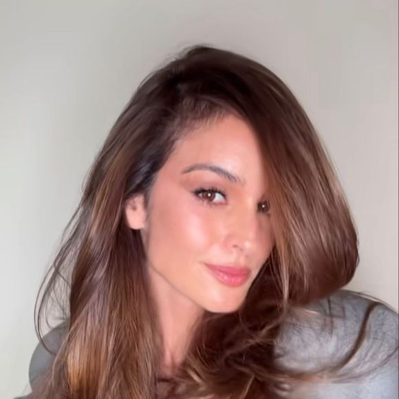 Internautas voltaram a comentar a aparência de Izabel Goulart após a modelo compartilhar novos vídeos nas redes sociais; muitos apontaram diferença em relação ao visual exibido em Cannes