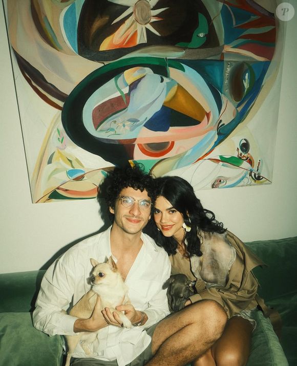 Nascimento da filha de Manu Gavassi e Jullio Reis foi veiculado em primeira mão pela colunista Fábia Oliveira, do Metrópoles, e confirmado pela assessoria de imprensa da cantora