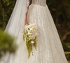 O vestido de noiva de Isabella Arantes combinou renda off-white, decote ombro a ombro, mangas longas e mantilha para o casamento com Gabriel Medina