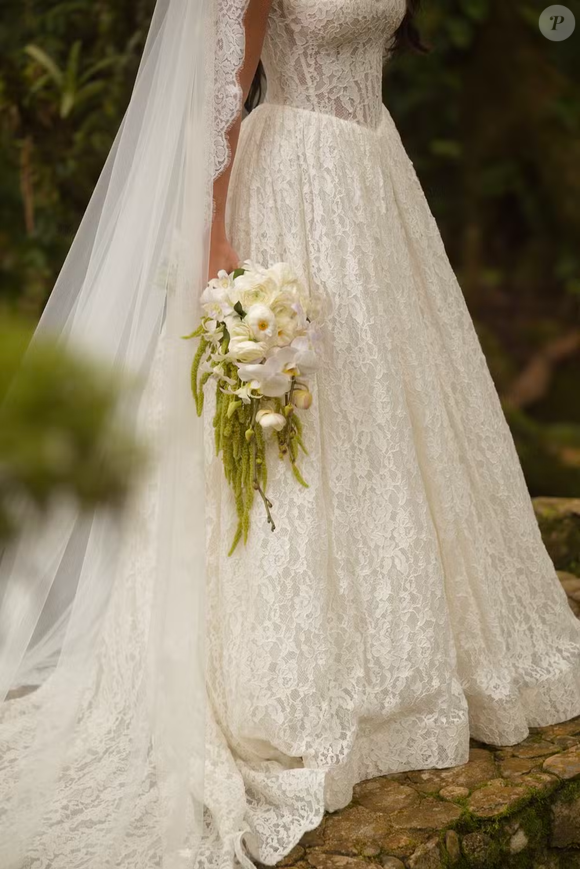 O vestido de noiva de Isabella Arantes combinou renda off-white, decote ombro a ombro, mangas longas e mantilha para o casamento com Gabriel Medina