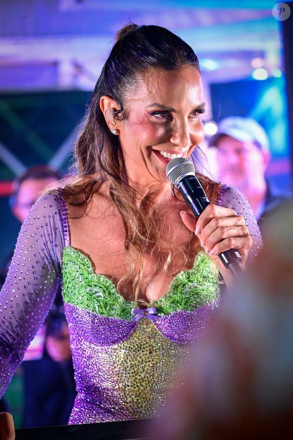 No comando do trio elétrico, Ivete Sangalo reuniu milhares de fãs no Fortal 2026 e teve Tiago Maia entre os convidados da estrutura