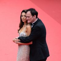 Quem é a mulher de Quentin Tarantino, 20 anos mais nova? Casal agarradinho e beleza da atriz roubam a cena no Festival de Cannes 2025