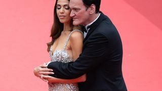 Quem é a mulher de Quentin Tarantino, 20 anos mais nova? Casal agarradinho e beleza da atriz roubam a cena no Festival de Cannes 2025