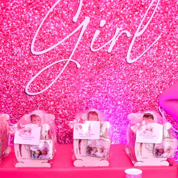As lembrancinhas escolhidas por Deolane Bezerra para o aniversário de Valentina incluíram bebês reborn personalizados
