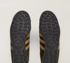 O Adidas Samoa II SPZL destaca-se pelo seu design: cabedal em couro, sola de borracha resistente e um acabamento que evoca com estilo décadas passadas sem parecer antiquado.