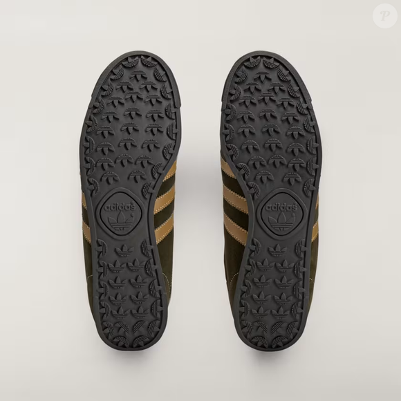 O Adidas Samoa II SPZL destaca-se pelo seu design: cabedal em couro, sola de borracha resistente e um acabamento que evoca com estilo décadas passadas sem parecer antiquado.