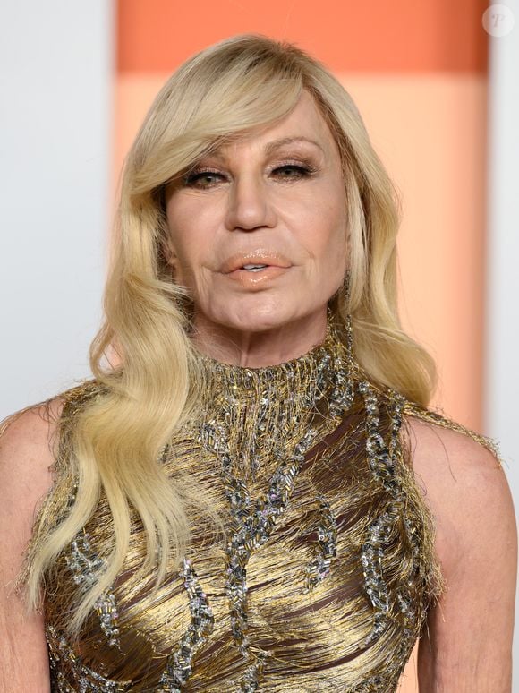 2025: segundo especialistas, Donatella Versace pode ter feito um lifting facial para o rejuvenescimento