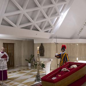 Corpo de Papa Francisco foi deposto no caixão ainda na segunda-feira (21), como manda o rito