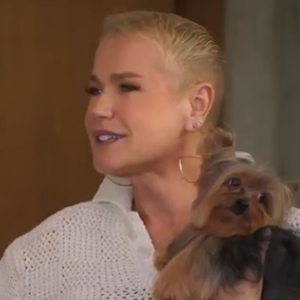 Xuxa Meneghel falou para Eliana que tem vontade de passar a máquina por completo nos fios: 'Sou bem carequinha. Minha vontade é de realmente passar a máquina zero, mas acho que as pessoas ficariam assustadas'.