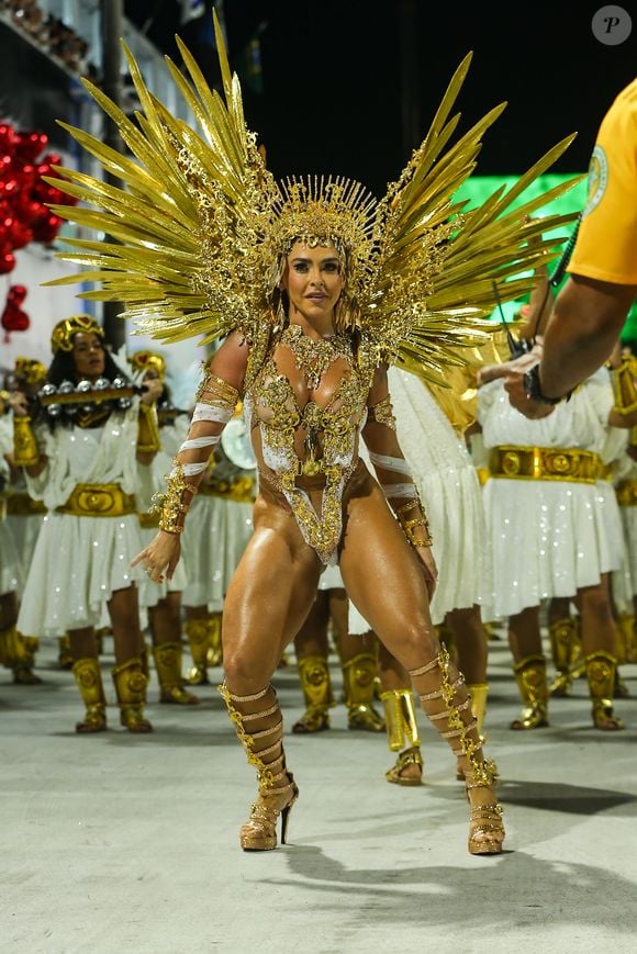 Rainha de bateria Fabíola de Andrade é esposa de Rogério Andrade, presidente de honra da Mocidade, preso atualmente