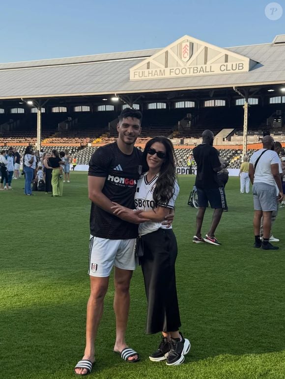Daniela Basso e Raúl Jiménez vivem uma relação de longa data. A atriz e influenciadora mexicana esteve ao lado do atacante durante momentos marcantes da carreira, incluindo o período de recuperação após a grave lesão sofrida em 2020. Juntos, eles formaram uma família e têm filhos