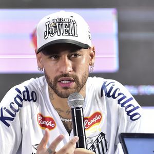 Como no início de sua carreira, Neymar voltou a atuar no Santos F.C.