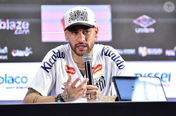 Como no início de sua carreira, Neymar voltou a atuar no Santos F.C.