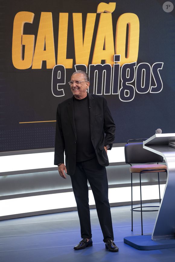 Galvão Bueno foi diagnosticado com pneumonia