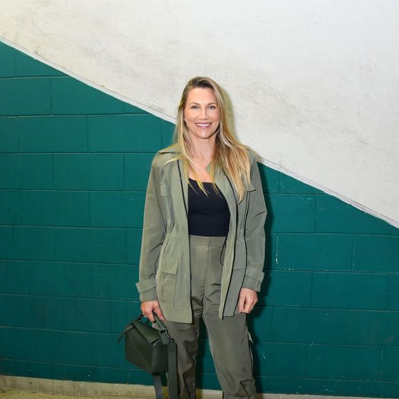 Anne Lottermann surgiu em uma proposta utilitária contemporânea com conjunto em tom verde-oliva. A composição reuniu parka leve com bolsos frontais e calça solta com tiras ajustáveis na barra sobre top preto básico