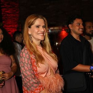 Ingrid Guimarães foi anunciada como madrinha do Outubro Rosa 2026 e escolheu um vestido com penas para o evento no Rio de Janeiro