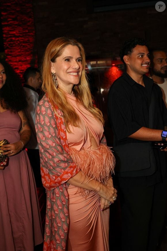 Ingrid Guimarães foi anunciada como madrinha do Outubro Rosa 2026 e escolheu um vestido com penas para o evento no Rio de Janeiro