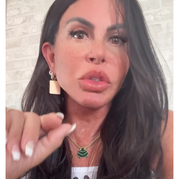 Gretchen não citou o nome da atriz, mas a alfinetou diversas vezes e disse estar 'cansada' de seus pronunciamentos