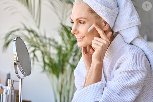 Pele com acne na menopausa: algumas pessoas podem experimentar um ressurgimento ou agravamento da acne na menopausa