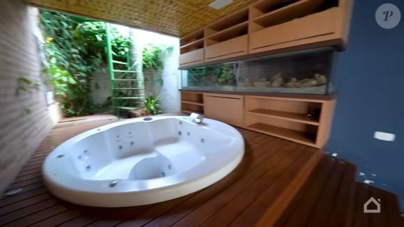 Casa do jogador do São Paulo Lucas Moura chama atenção pelo conforto e amplo espaço de lazer, incluindo uma jacuzzi