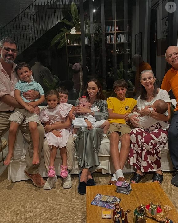 Juliano Cazarré e Letícia Cazarré com os seis filhos