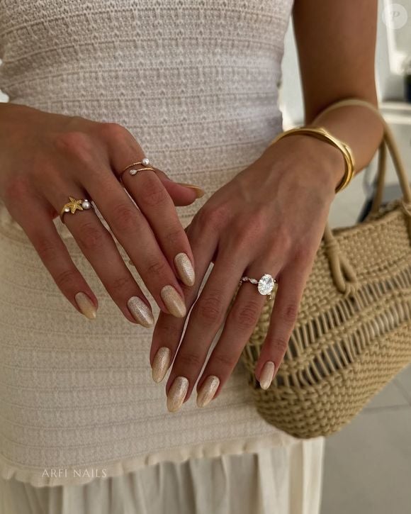 No verão, apostar nesses tons é uma forma simples e eficaz de renovar o visual das mãos sem abrir mão da sofisticação.