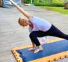 Praticar ioga ajuda a relaxar, mas este exercício fará você dormir como um bebê depois dos 50