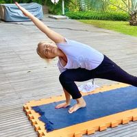 Praticar ioga ajuda a relaxar, mas este exercício fará você dormir como um bebê depois dos 50