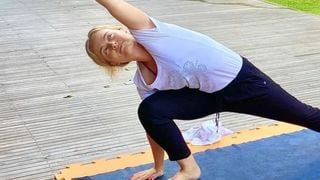 Praticar ioga ajuda a relaxar, mas este exercício fará você dormir como um bebê depois dos 50